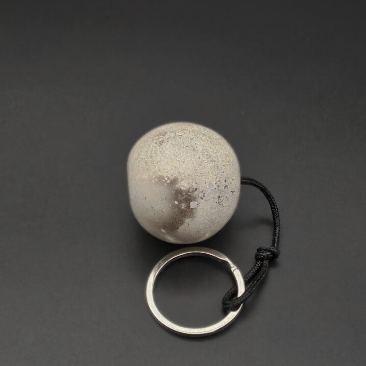 Charmant porte-clés en céramique Sigillée au design unique, doté d'un lien de 4,5 cm pour une organisation élégante et pratique des clés.