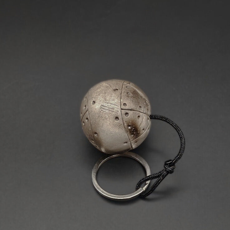Charmant porte-clés en céramique Sigillée au design unique, doté d'un lien de 4,5 cm pour une organisation élégante et pratique des clés.
