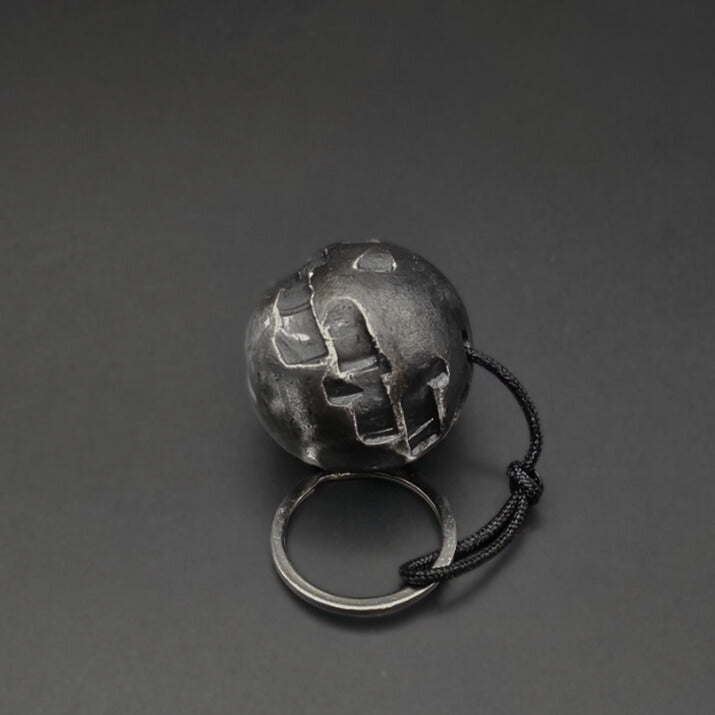 Charmant porte-clés en céramique Sigillée au design unique, doté d'un lien de 4,5 cm pour une organisation élégante et pratique des clés.