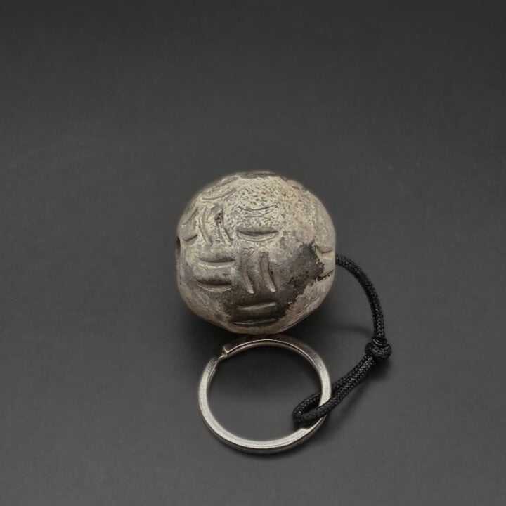 Charmant porte-clés en céramique Sigillée au design unique, doté d'un lien de 4,5 cm pour une organisation élégante et pratique des clés.