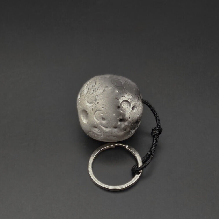 Charmant porte-clés en céramique Sigillée au design unique, doté d'un lien de 4,5 cm pour une organisation élégante et pratique des clés.