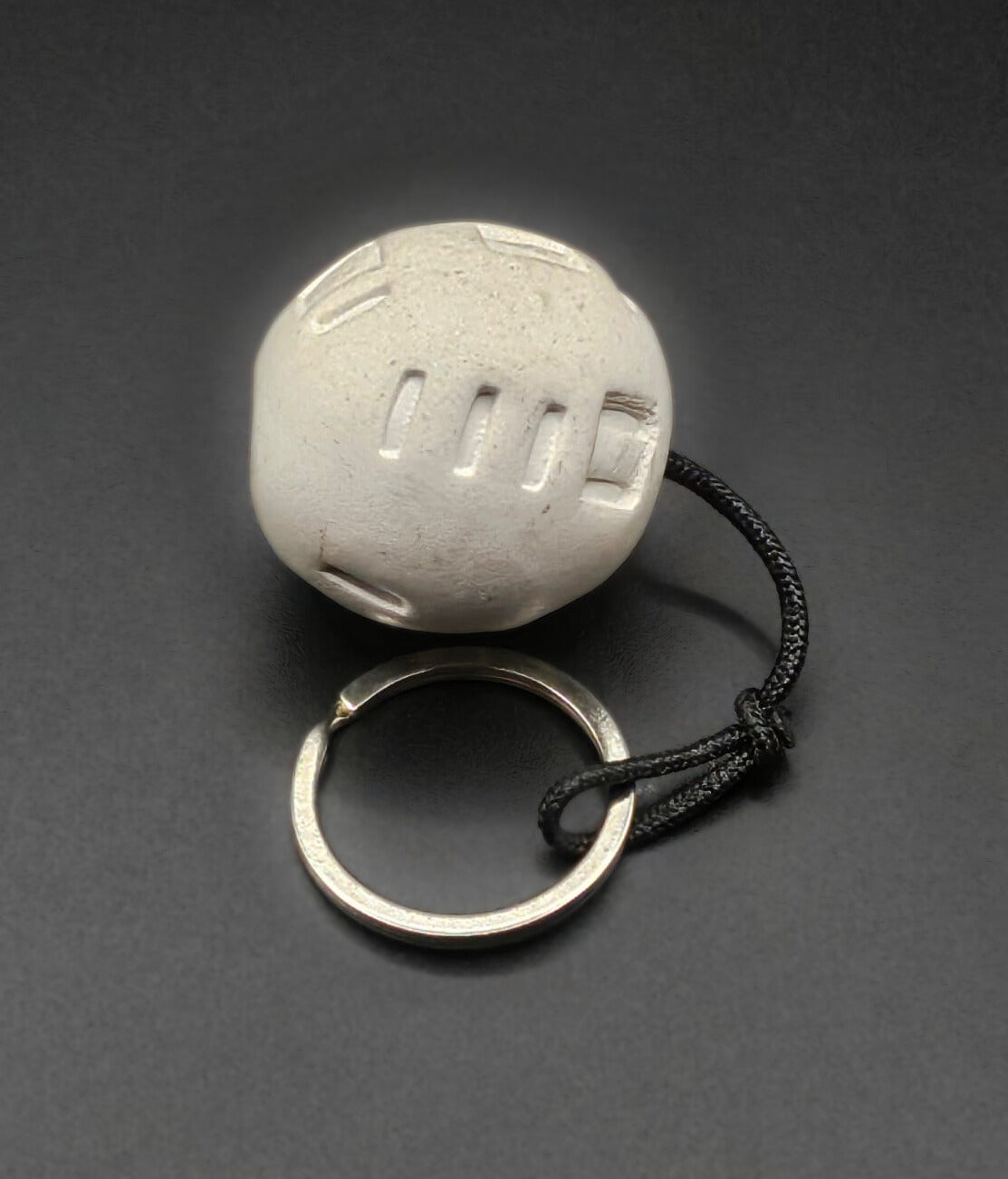 Charmant porte-clés en céramique Sigillée au design unique, doté d'un lien de 4,5 cm pour une organisation élégante et pratique des clés.