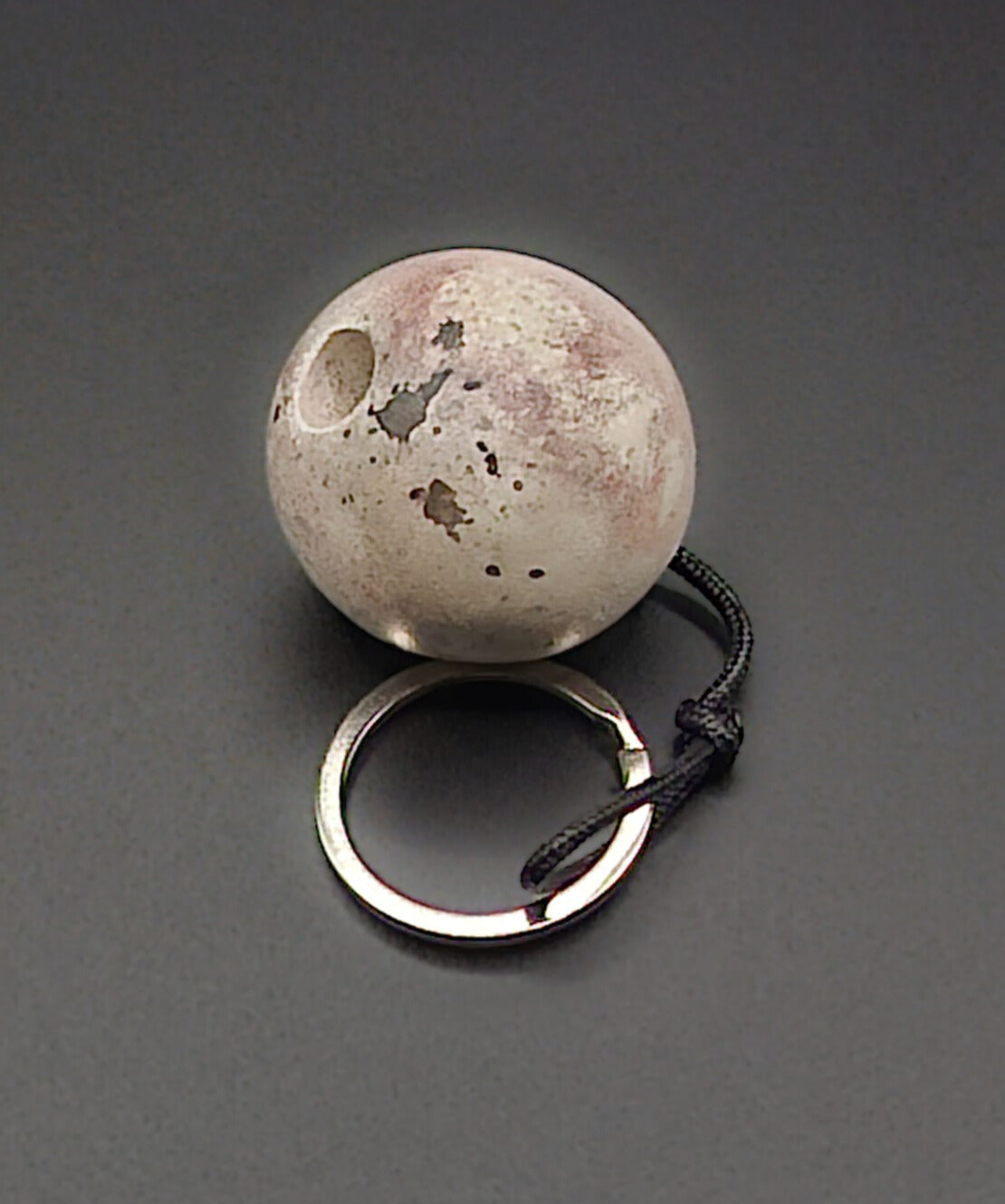 Charmant porte-clés en céramique Sigillée au design unique, doté d'un lien de 4,5 cm pour une organisation élégante et pratique des clés.