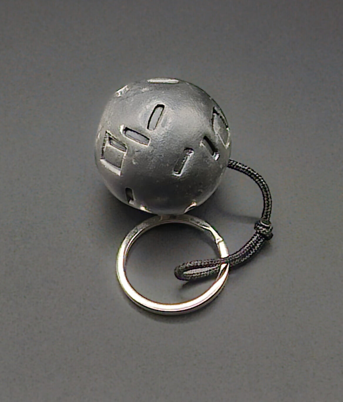 Charmant porte-clés en céramique Sigillée au design unique, doté d'un lien de 4,5 cm pour une organisation élégante et pratique des clés.