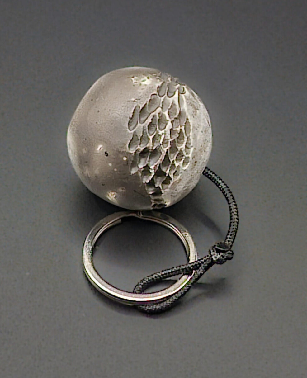 Charmant porte-clés en céramique Sigillée au design unique, doté d'un lien de 4,5 cm pour une organisation élégante et pratique des clés.