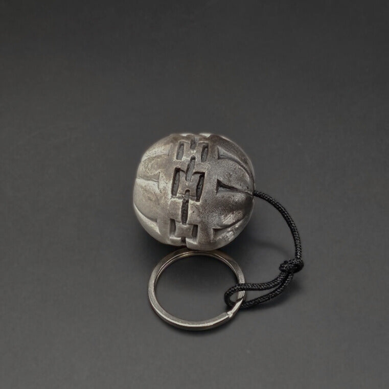 Charmant porte-clés en céramique Sigillée au design unique, doté d'un lien de 4,5 cm pour une organisation élégante et pratique des clés.