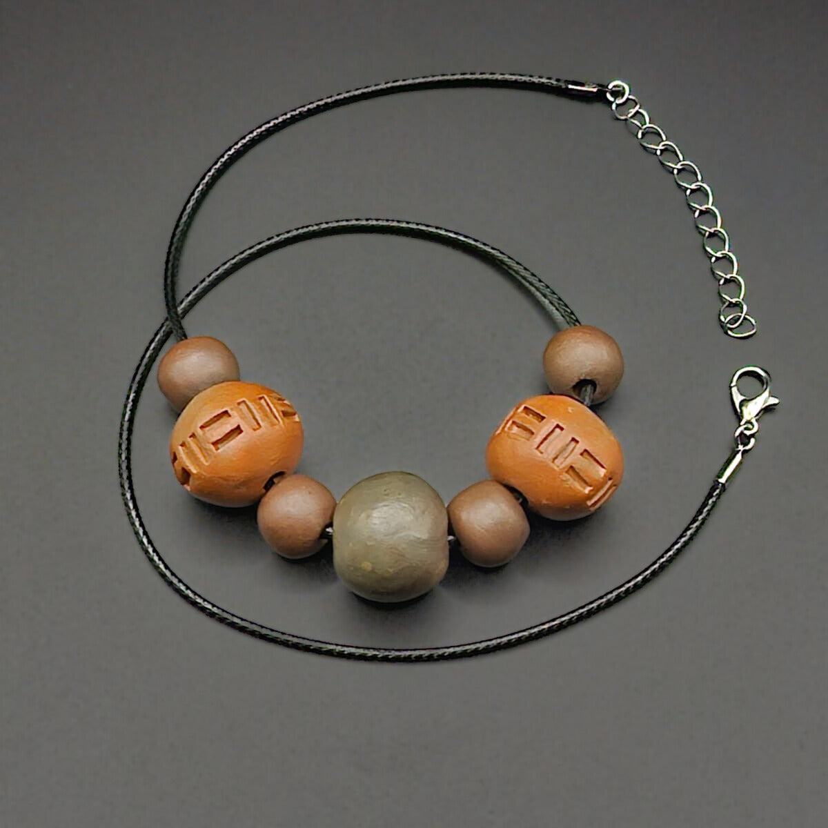 Collier Sept Perles Deux Décorées