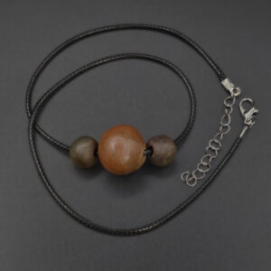 Collier Trois perles en céramique sigillée
