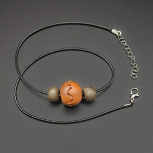 Collier Trois perles dont une décorée en céramique sigillée