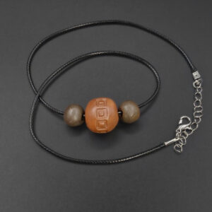 Collier Trois perles dont une décorée en céramique sigillée