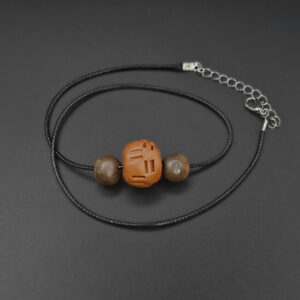 Collier Trois perles dont une décorée en céramique sigillée