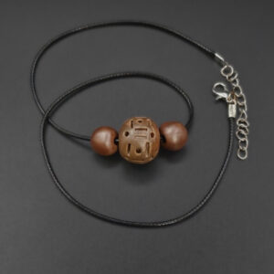 Collier Trois perles dont une décorée en céramique sigillée