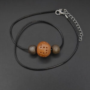 Collier Trois perles dont une décorée en céramique sigillée