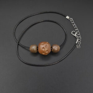 Collier Trois perles dont une décorée en céramique sigillée