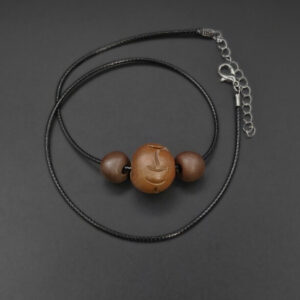 Collier Trois perles dont une décorée en céramique sigillée