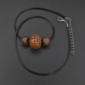 Collier Trois perles dont une décorée en céramique sigillée