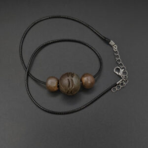 Collier Trois perles dont une décorée en céramique sigillée