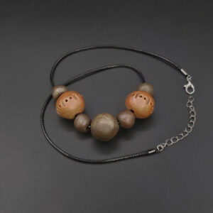 Collier Sept Perles dont Deux Décorées en céramique sigillée