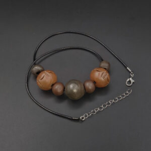Collier Sept Perles dont Deux Décorées en céramique sigillée