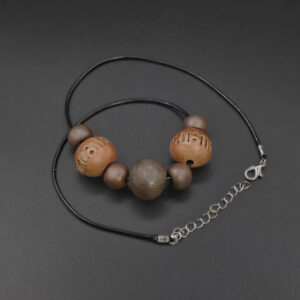 Collier Sept Perles dont Deux Décorées en céramique sigillée