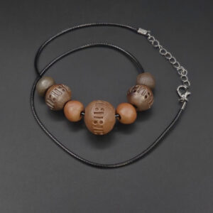 Collier Sept Perles dont Trois Décorées en céramique sigillée