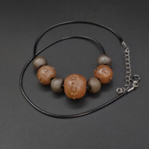 Collier Sept Perles dont Trois Décorées en céramique sigillée