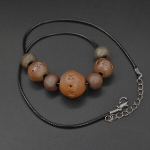 Collier Sept Perles dont Trois Décorées en céramique sigillée