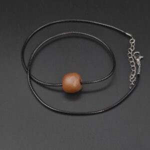 Collier Une moyenne perle en céramique sigillée