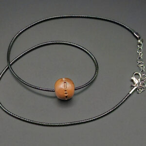 Collier une Moyenne Perle décorée en céramique sigillée