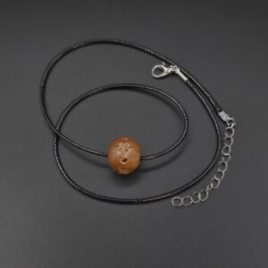 Collier une Moyenne Perle décorée en céramique sigillée