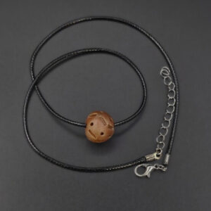 Collier une Moyenne Perle décorée en céramique sigillée