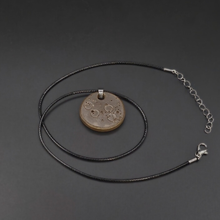Collier avec pendentif en céramique sigillée