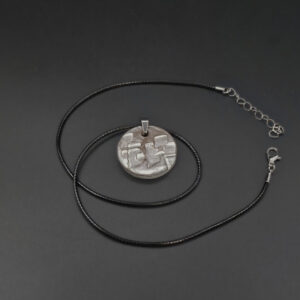 Collier avec pendentif en céramique sigillée
