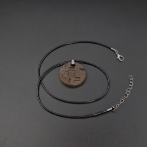 Collier avec pendentif en céramique sigillée