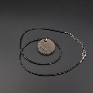 Collier avec pendentif en céramique sigillée