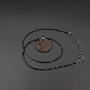 Collier avec pendentif en céramique sigillée