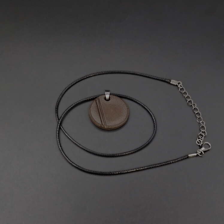 Collier avec pendentif en céramique sigillée