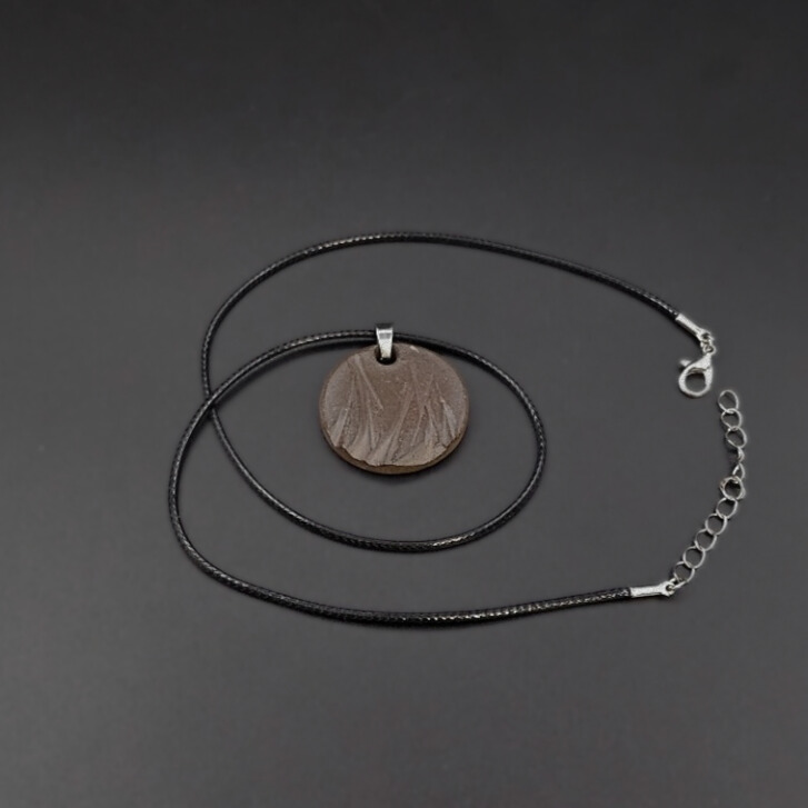 Collier avec pendentif en céramique sigillée