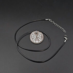 Collier avec pendentif en céramique sigillée