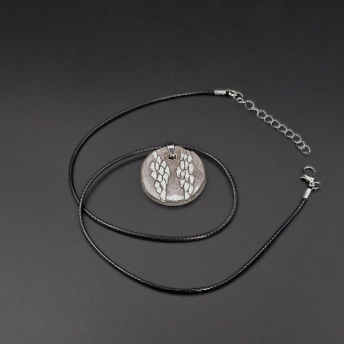 Collier avec pendentif en céramique sigillée