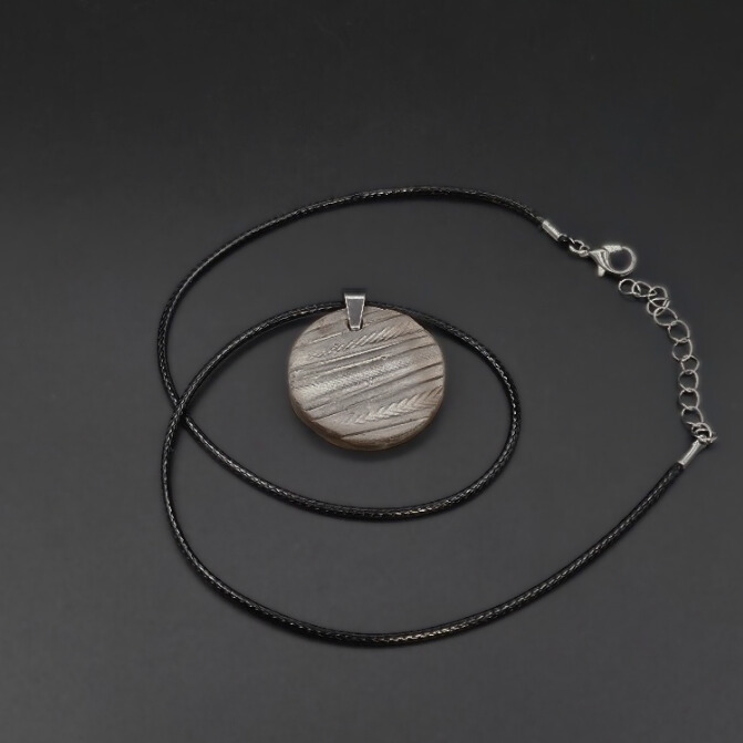 Collier avec pendentif en céramique sigillée