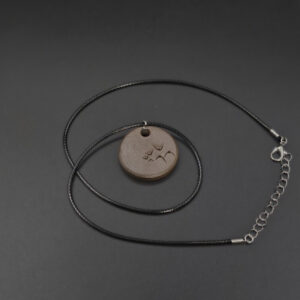 Collier avec pendentif en céramique sigillée